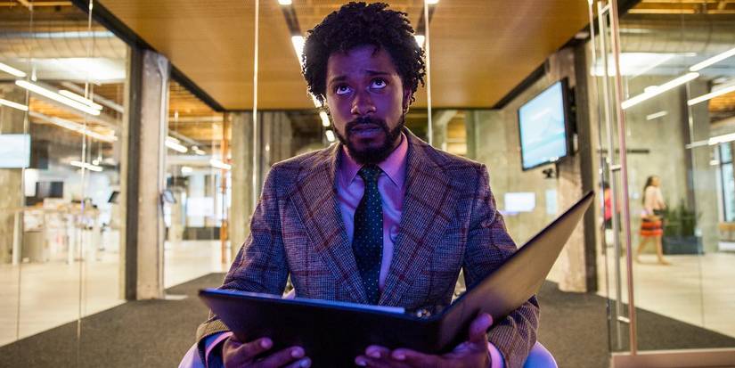 Lakeith Stanfield em um escritório em Sorry to Bother You