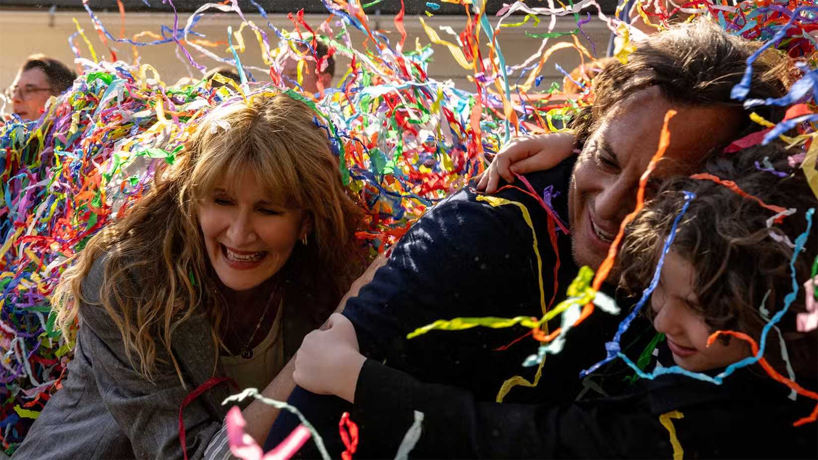 Laura Dern e Will Arnett se abraçando em Is This Thing On?