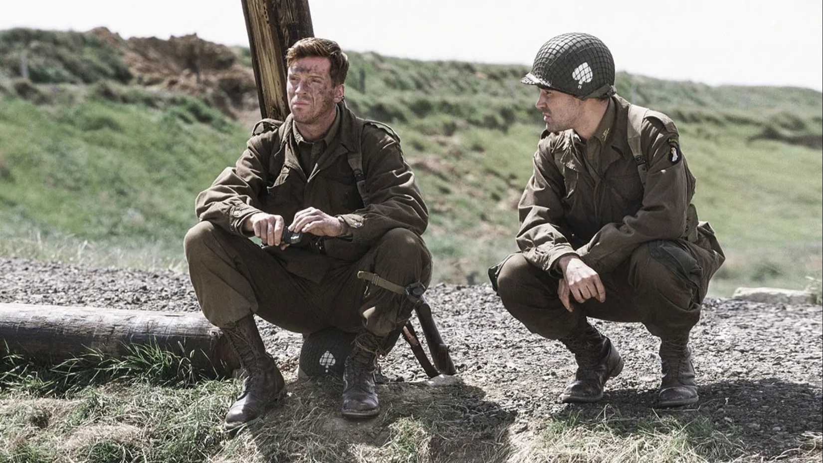 Dois soldados da Segunda Guerra Mundial na minissérie Band of Brothers.