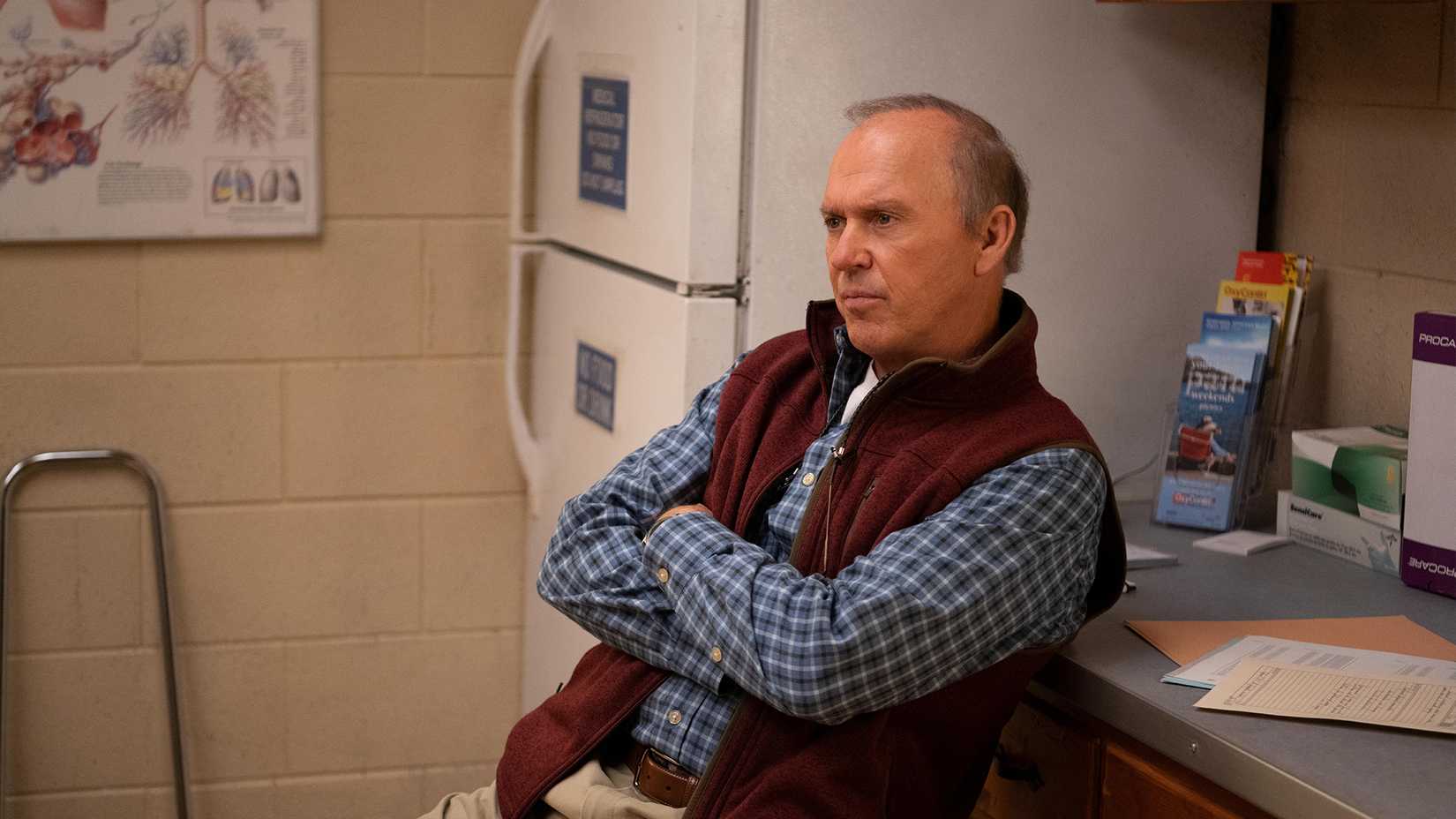 Michael Keaton na minissérie Dopesick.