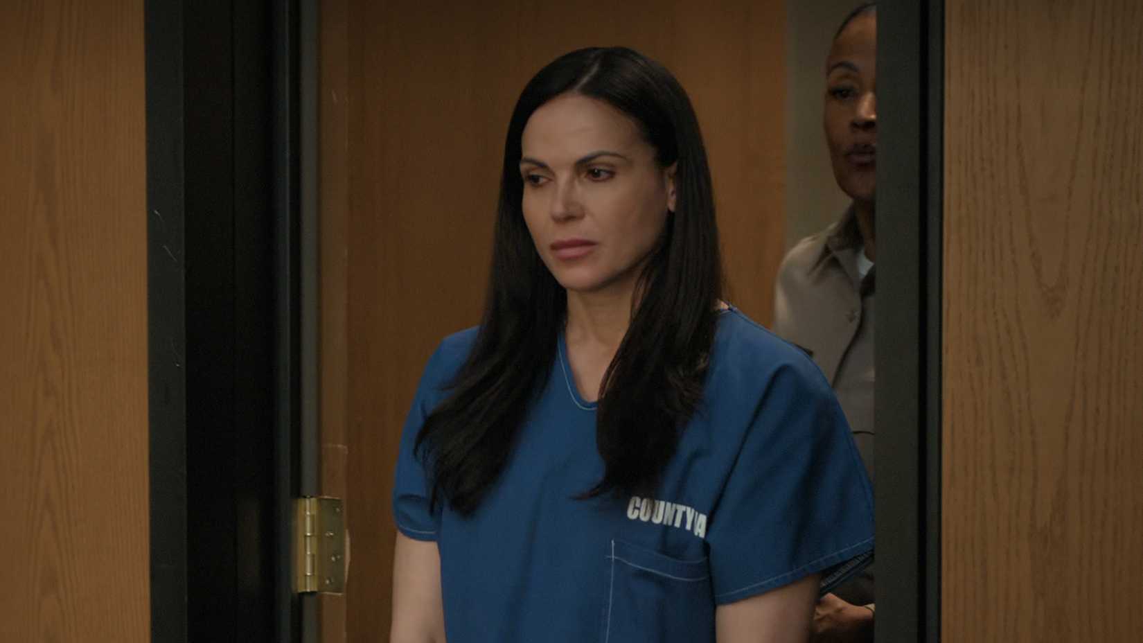 Lisa Trammel betritt den Gerichtssaal in Staffel 4 von The Lincoln Lawyer