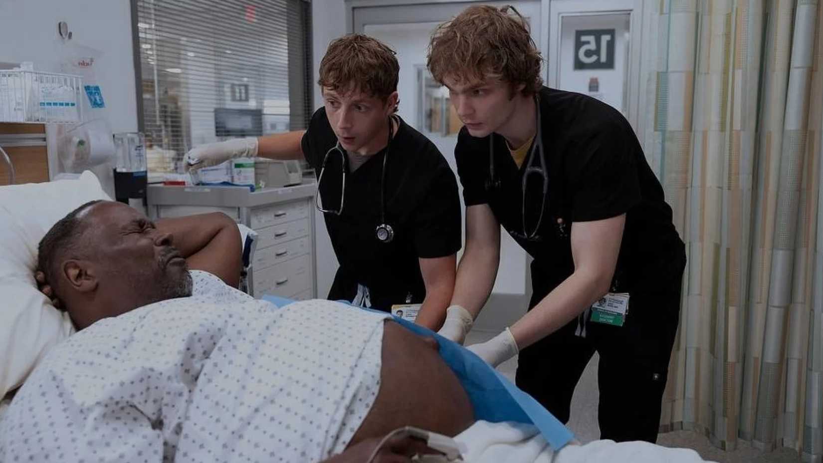 Louie Cloverfield sendo tratado por Drs. Whitaker e Ogilvie em The Pitt temporada 2
