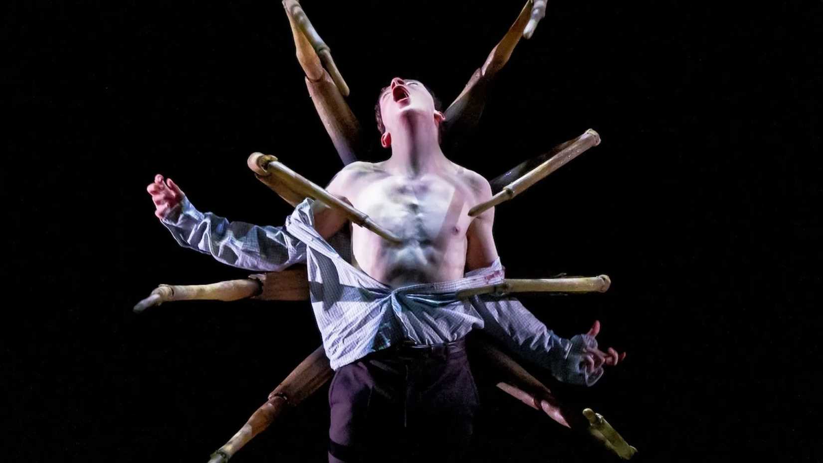 Louis McCartney als Henry Creel durchläuft eine Transformation. 