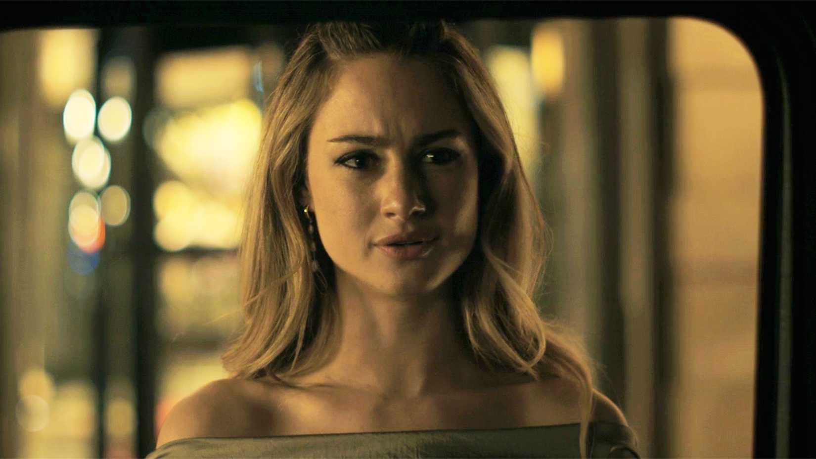 Lucy conversando com Stephen e parecendo decidida no final da 3ª temporada de Tell Me Lies