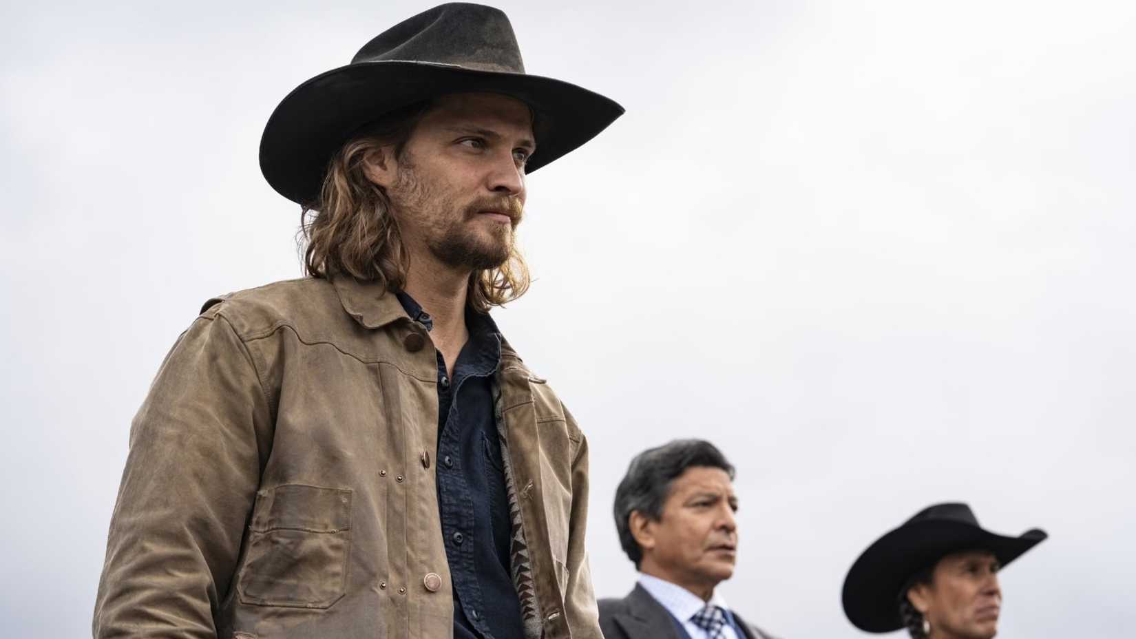 Luke Grimes als Kayce Dutton sieht im Yellowstone ernst aus