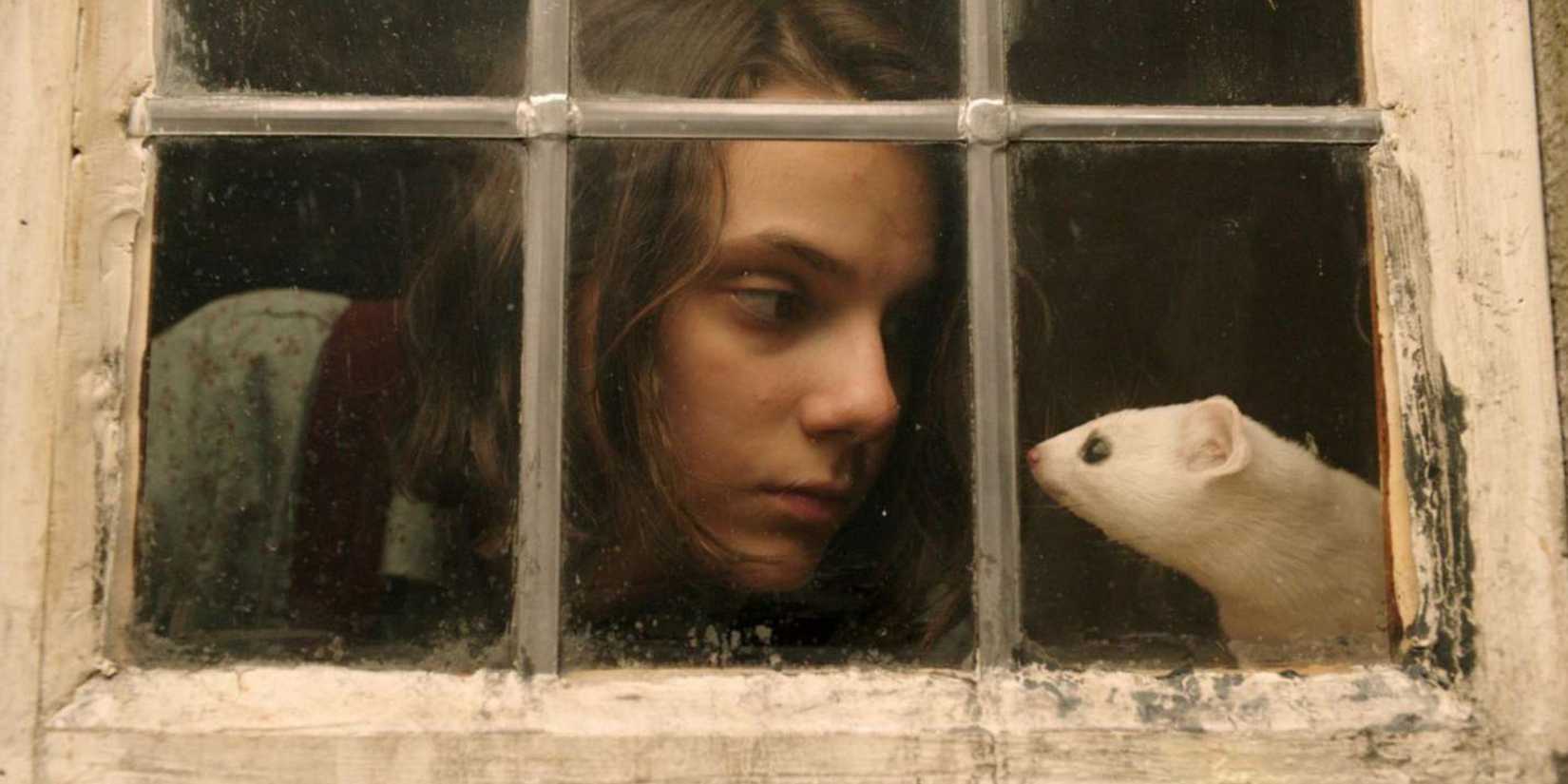 Lyra e Pan no episódio de estreia de His Dark Materials