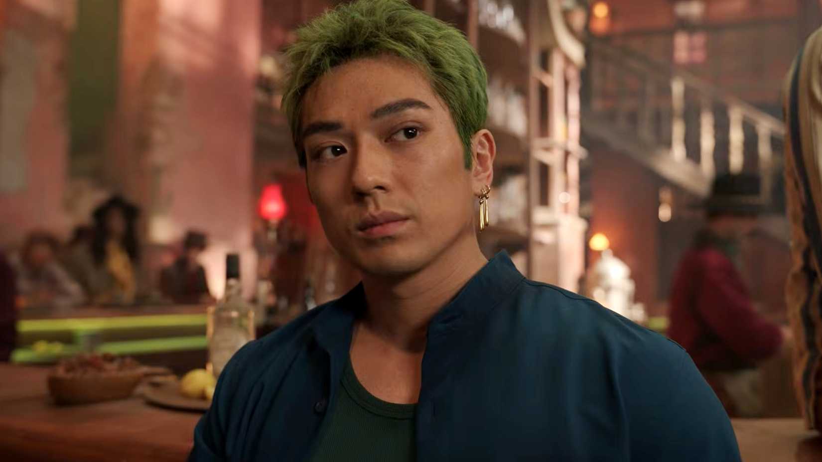 Mackenyu como Roronoa Zoro na adaptação live-action de One Piece.