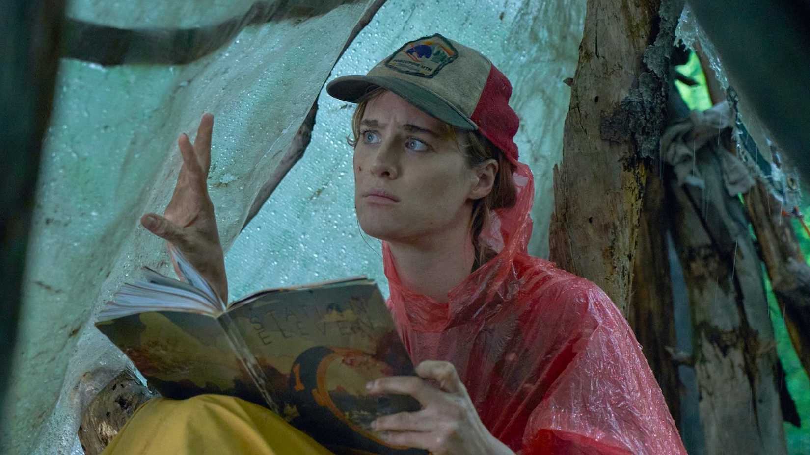 Mackenzie Davis reads a graphic novel in Station Eleven.