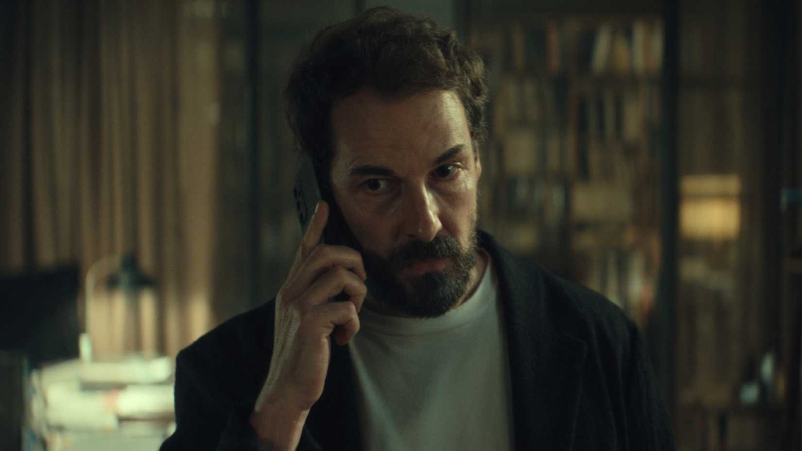 Homem falando ao telefone na série Unfamiliar