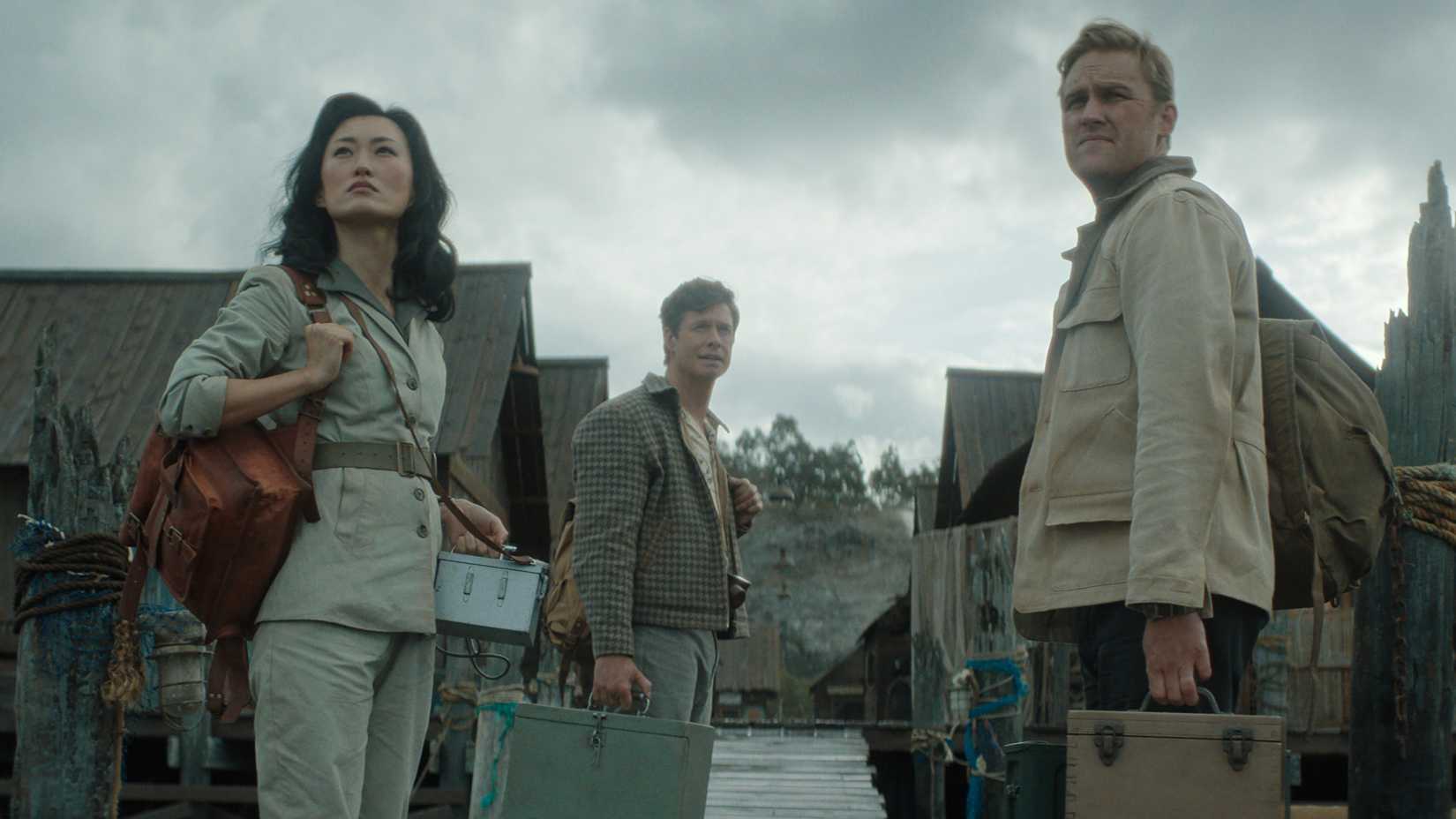 Keiko, Bill e Lee em uma vila em Monarch: Legado de Monstros temporada 2.