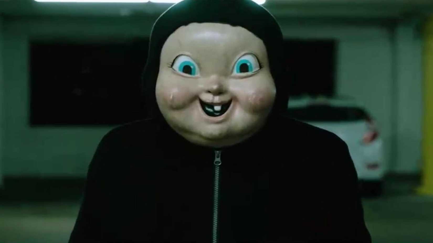 Assassino mascarado de Feliz Dia da Morte olhando para fora da tela