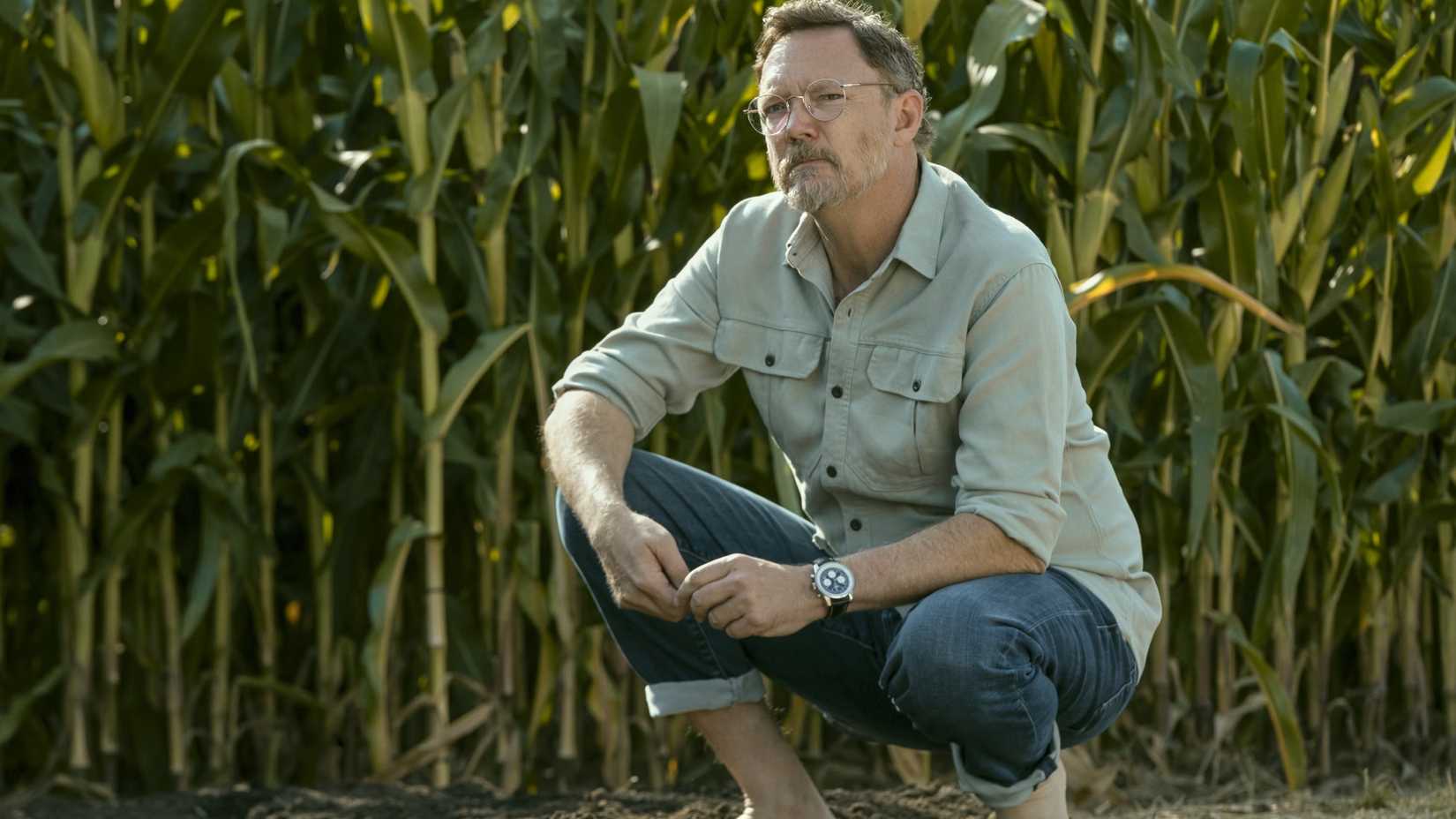 Matthew Lillard als Lance Durand kniet in Staffel 2 von Cross