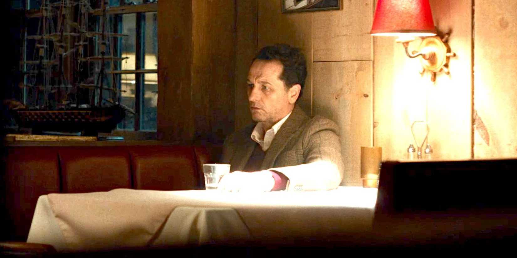 Matthew Rhys como Prefeito Tom Loftis em Widow's Bay, com expressão chateada.