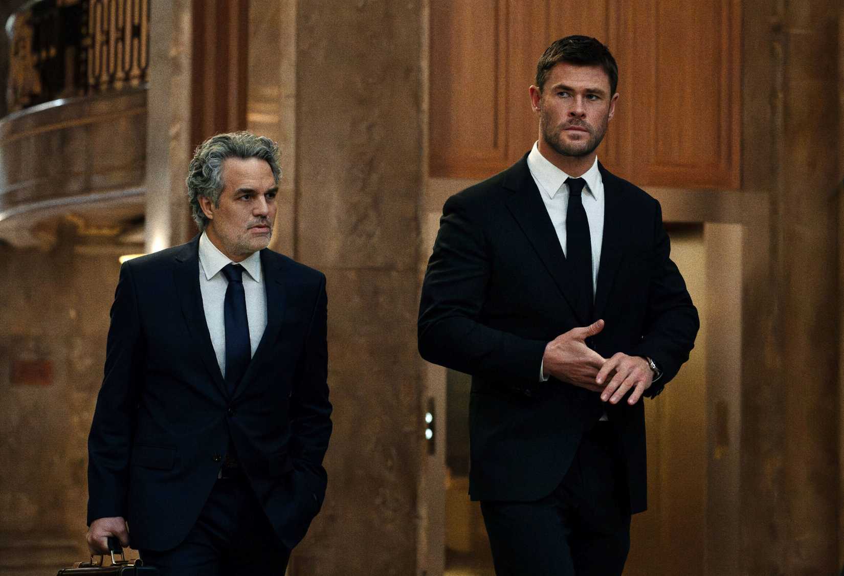 CRIME 101, from left: Mark Ruffalo, Chris Hemsworth, 2026.