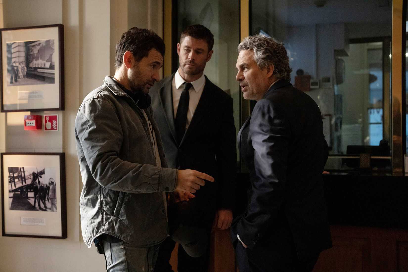 CRIME 101, from left: director Bart Layton, Chris Hemsworth, Mark Ruffalo, on set, 2026.