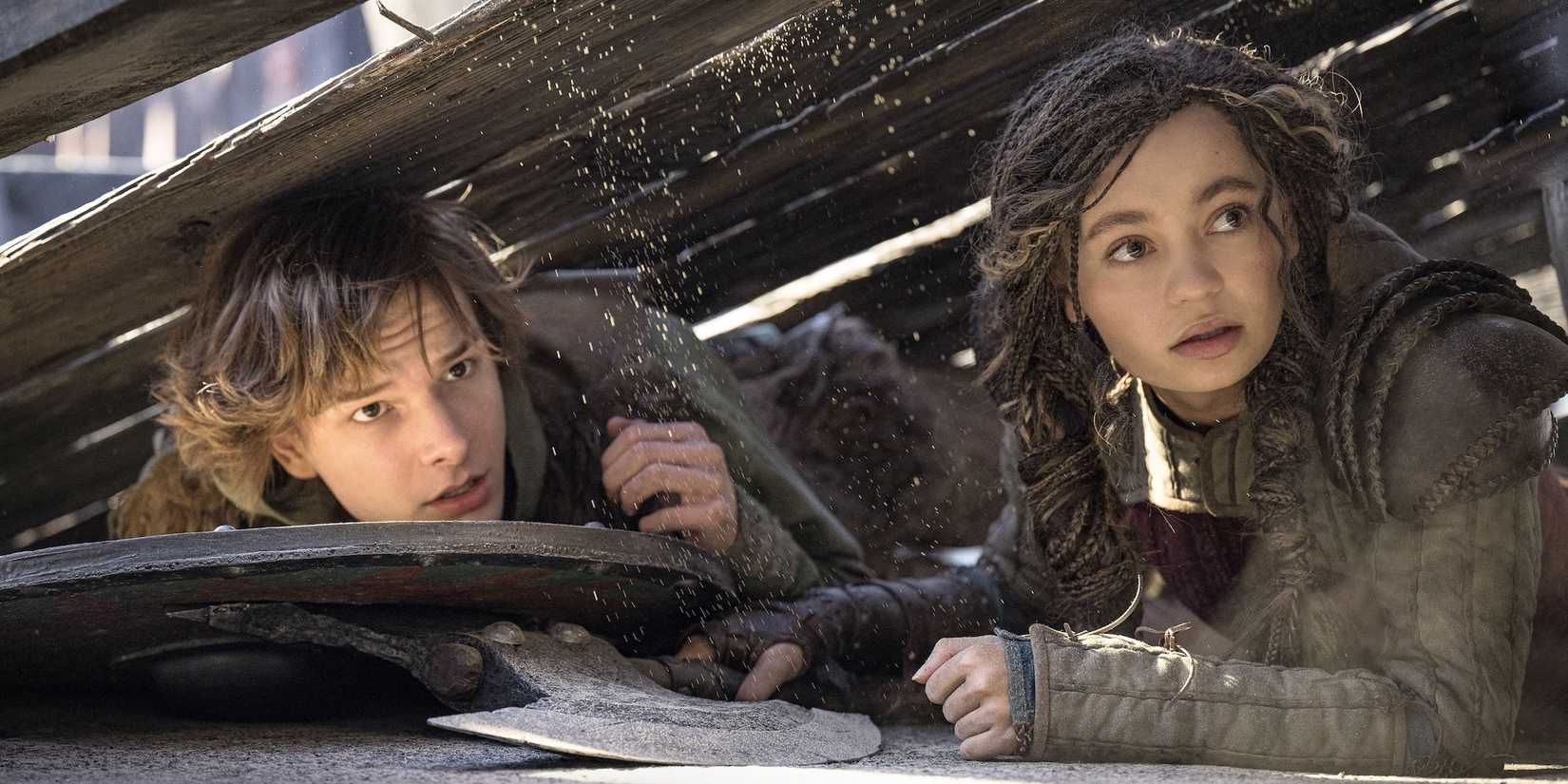 Mason Thames como Soluço e Nico Parker como Astrid em Como Treinar o Seu Dragão.