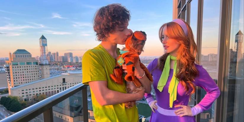 Mckenna Grace und Mason Thames verkleidet als Shaggy und Daphne aus Scooby-Doo.