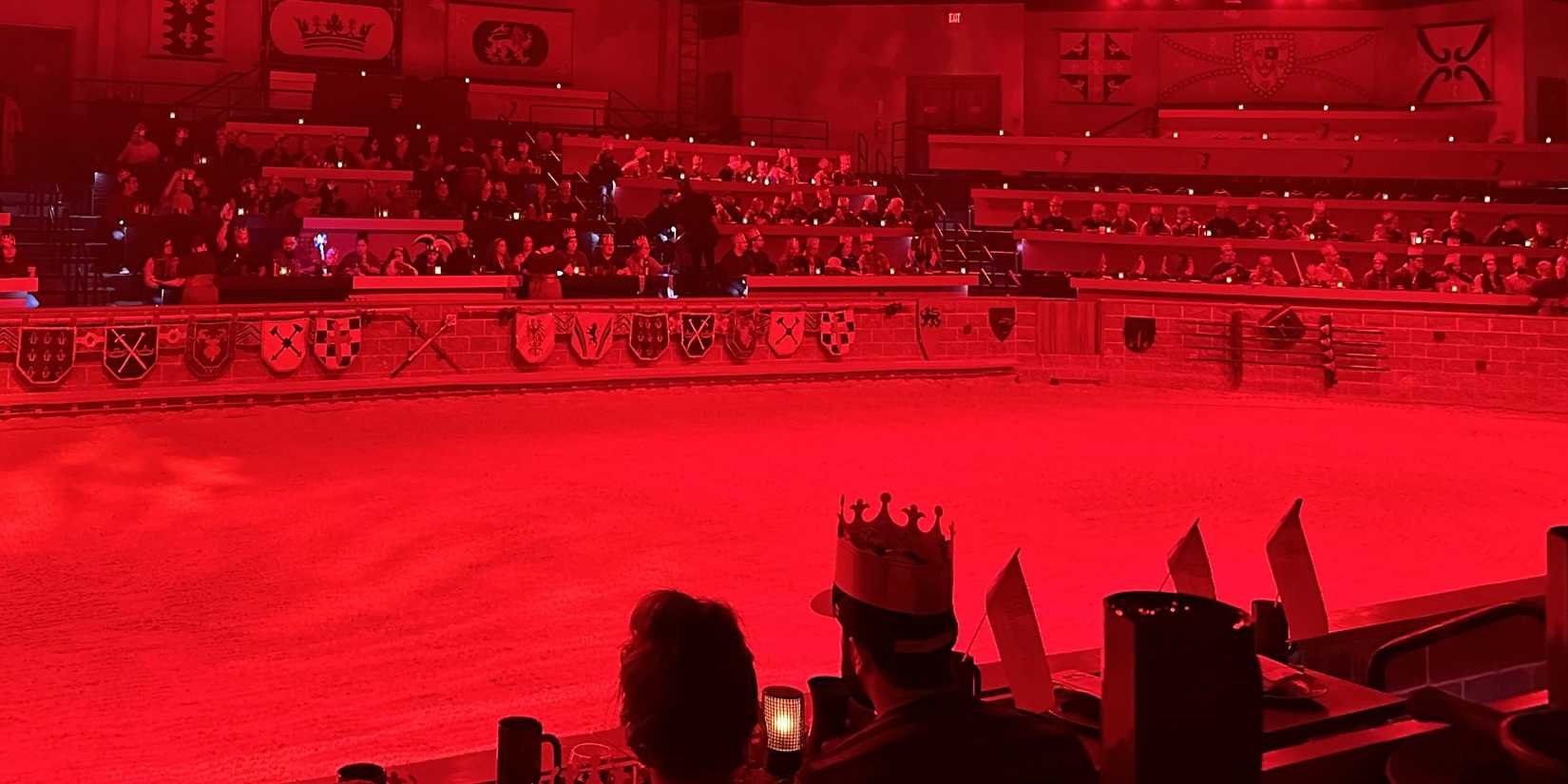 Mittelalter-Arena mit roter Beleuchtung