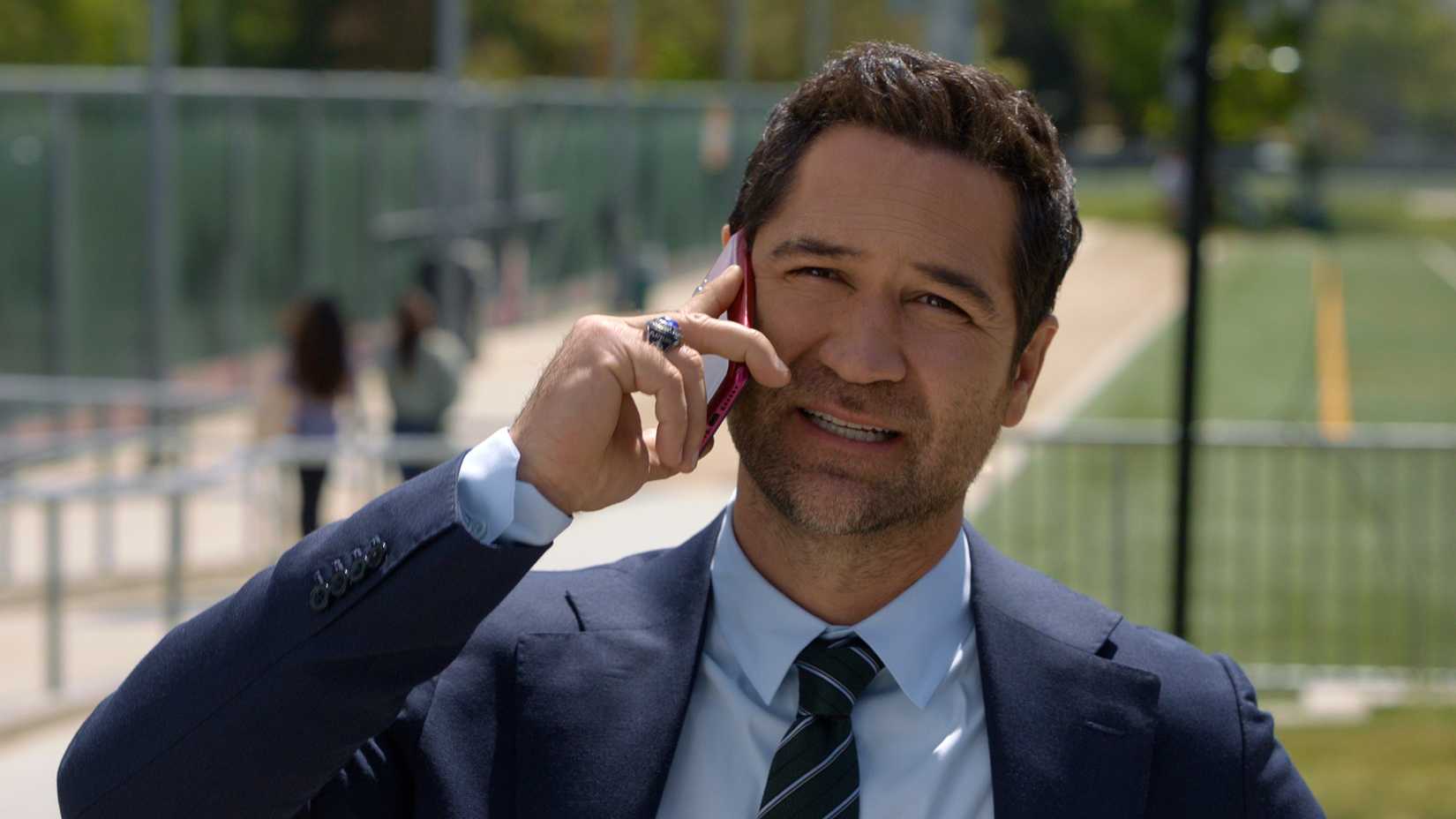 Mickey Haller falando ao telefone em The Lincoln Lawyer temporada 4