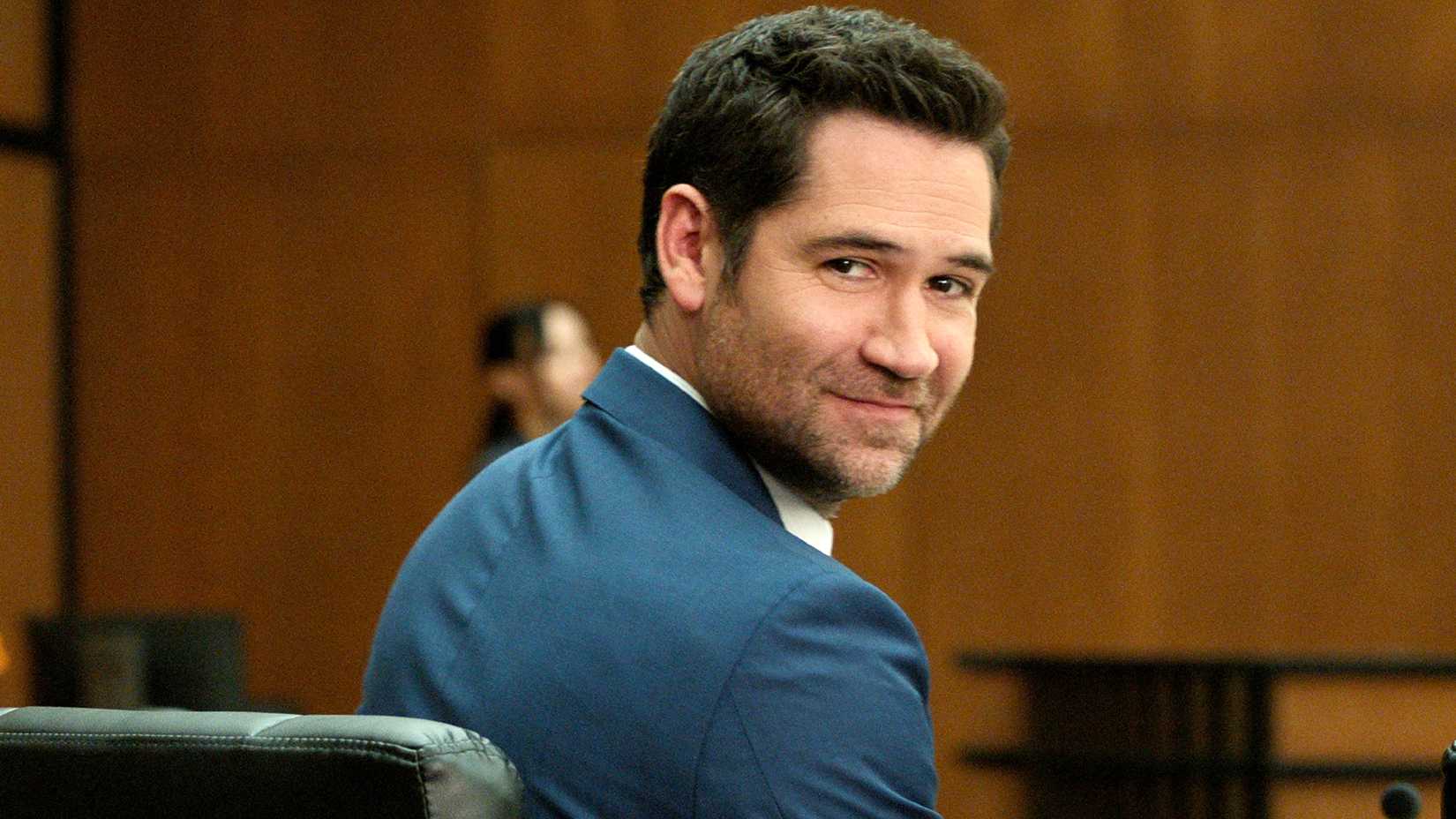 In der vierten Staffel von „The Lincoln Lawyer“ blickt Mickey lächelnd über seine Schulter