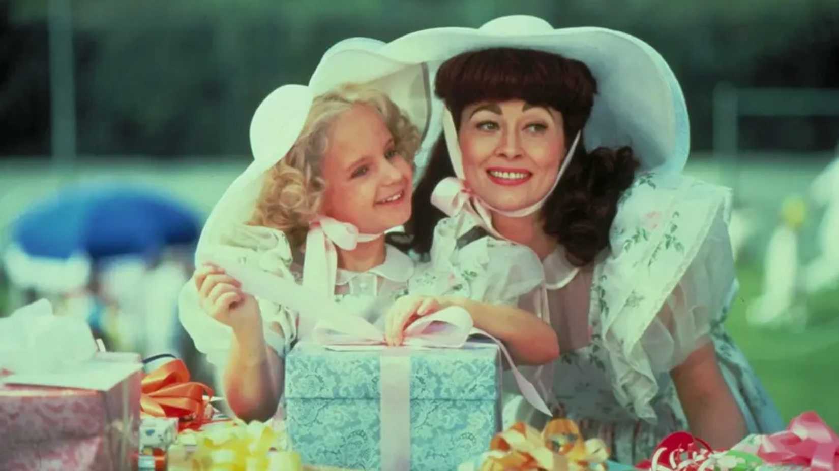 Joan Crawford posa com sua filha em Mommie Dearest