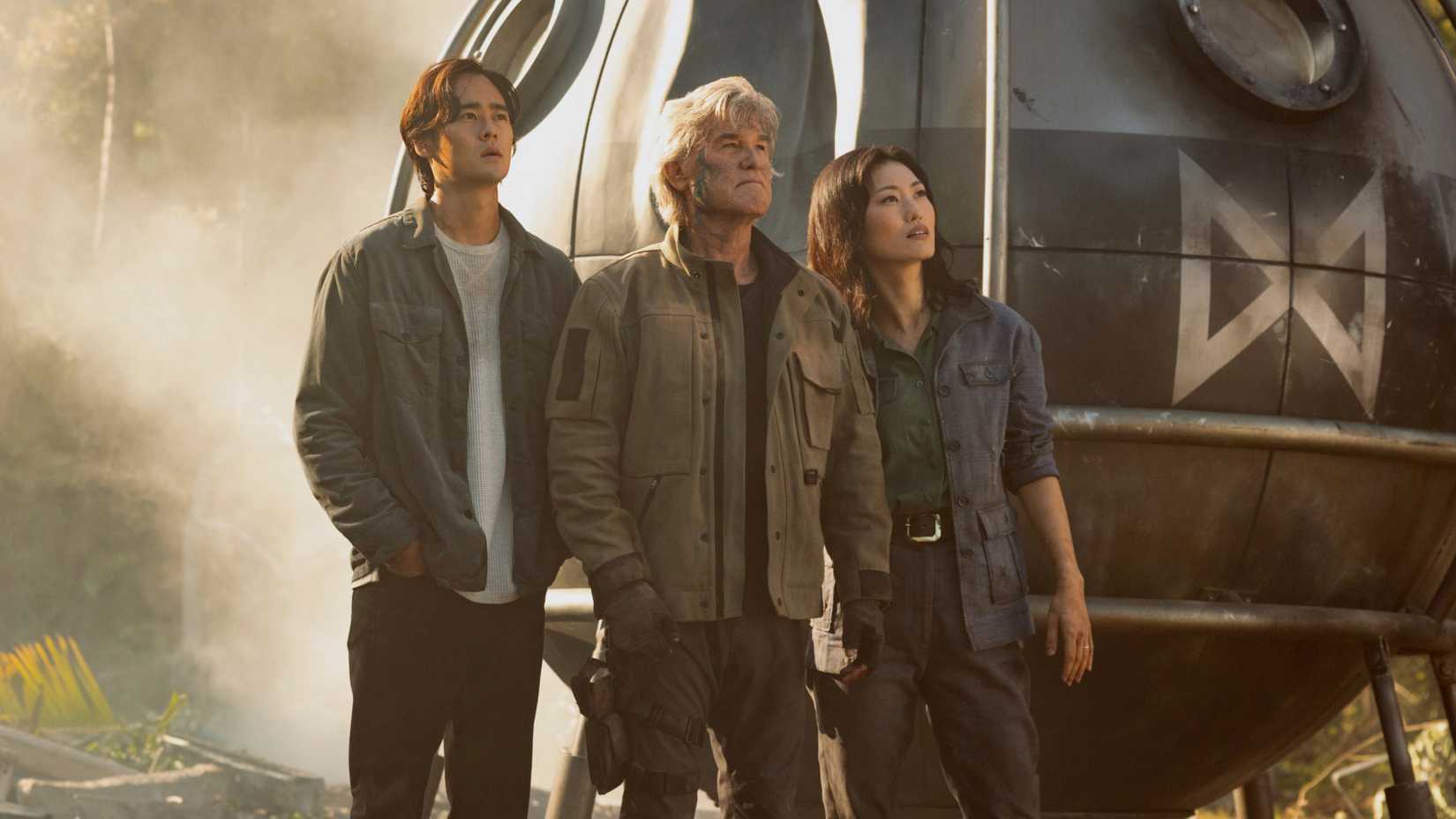 Kentaro, Lee Shaw, e Keiko olhando para o Titã X com a cápsula atrás deles na 2ª temporada de Monarch: Legacy of Monsters