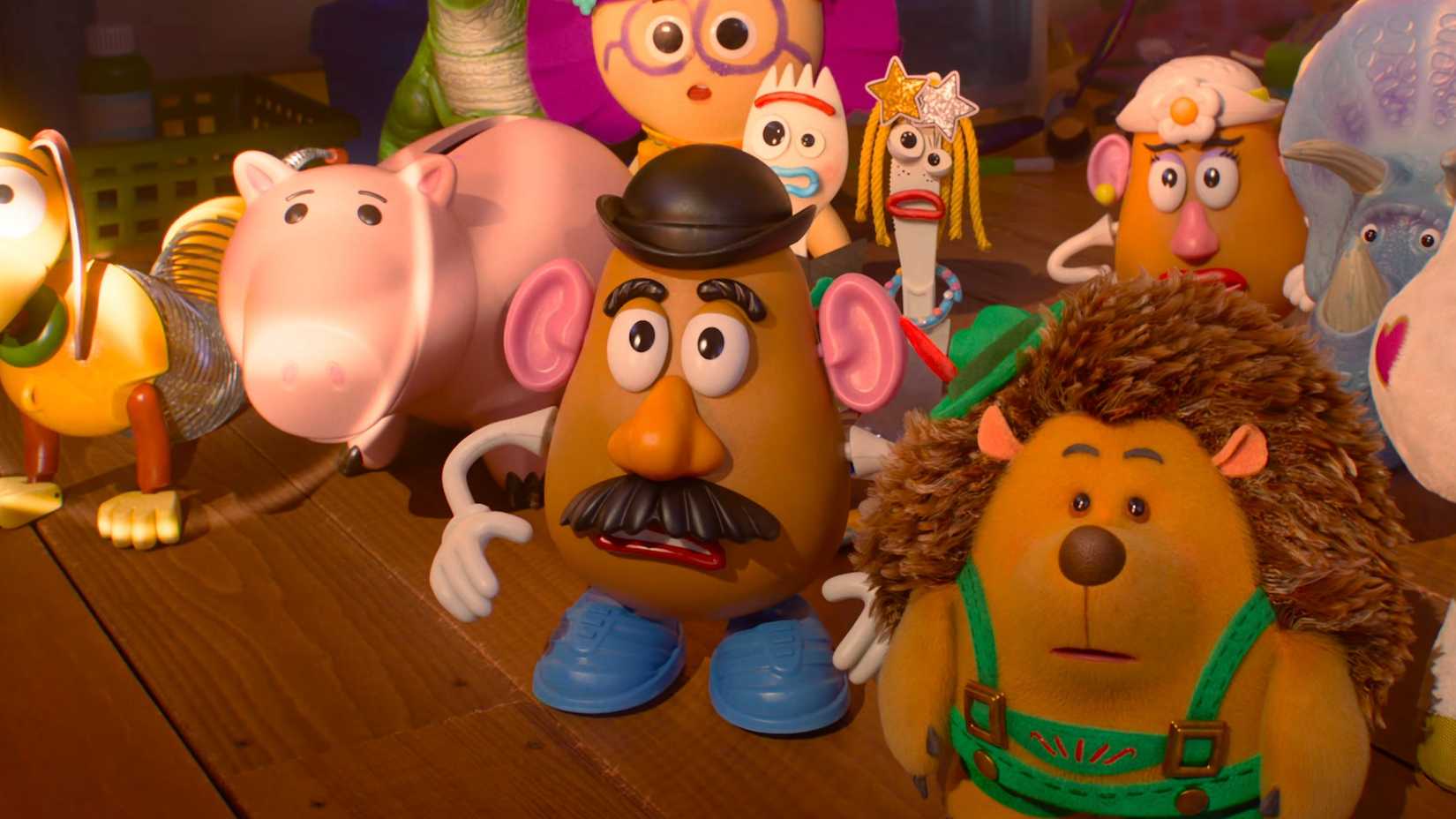 Sr. Batata Frita cercado por outros brinquedos em Toy Story 5