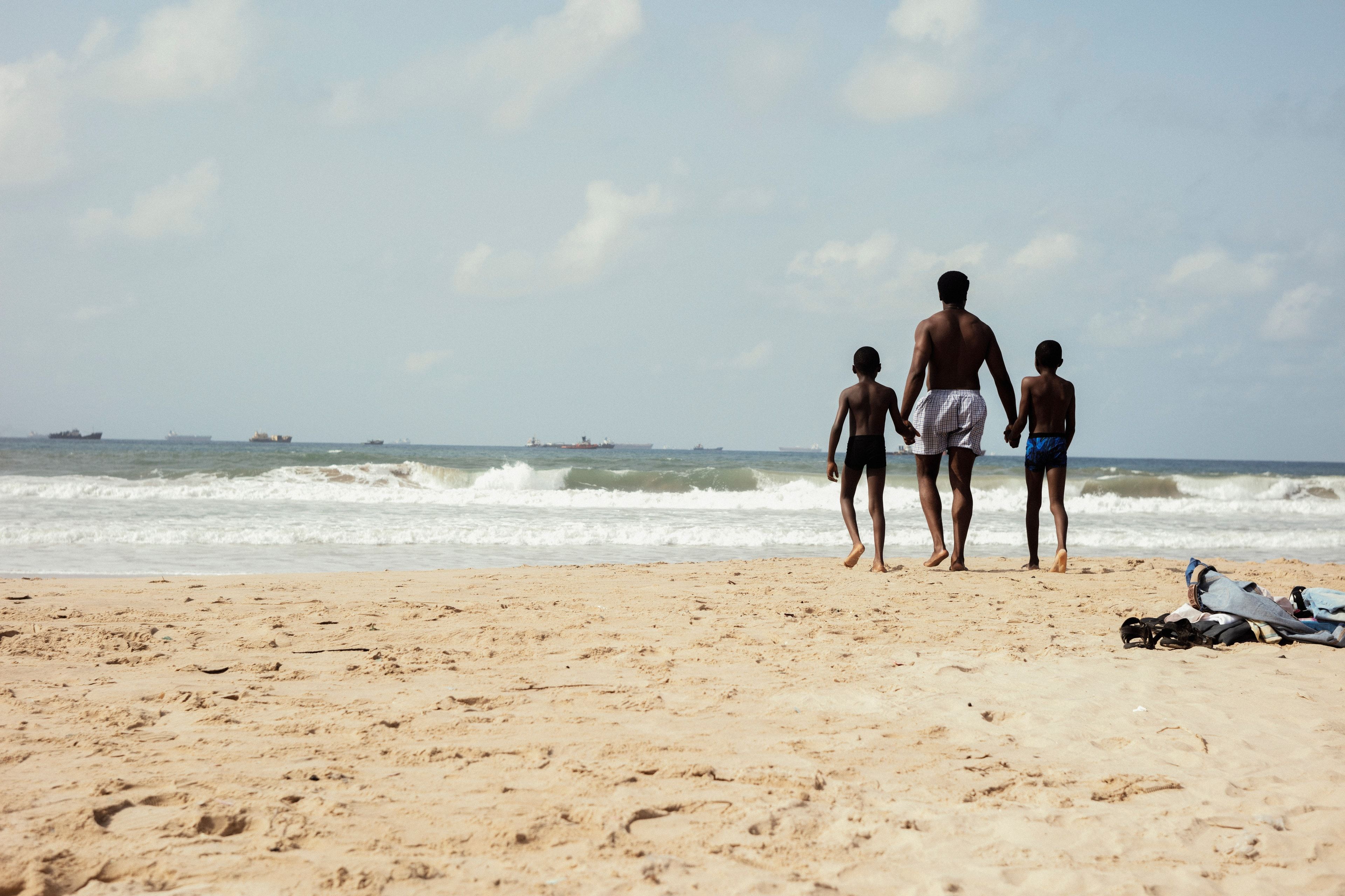 My Father's Shadow Review: Tender Portrait of Patriarchal Love Amidst ...