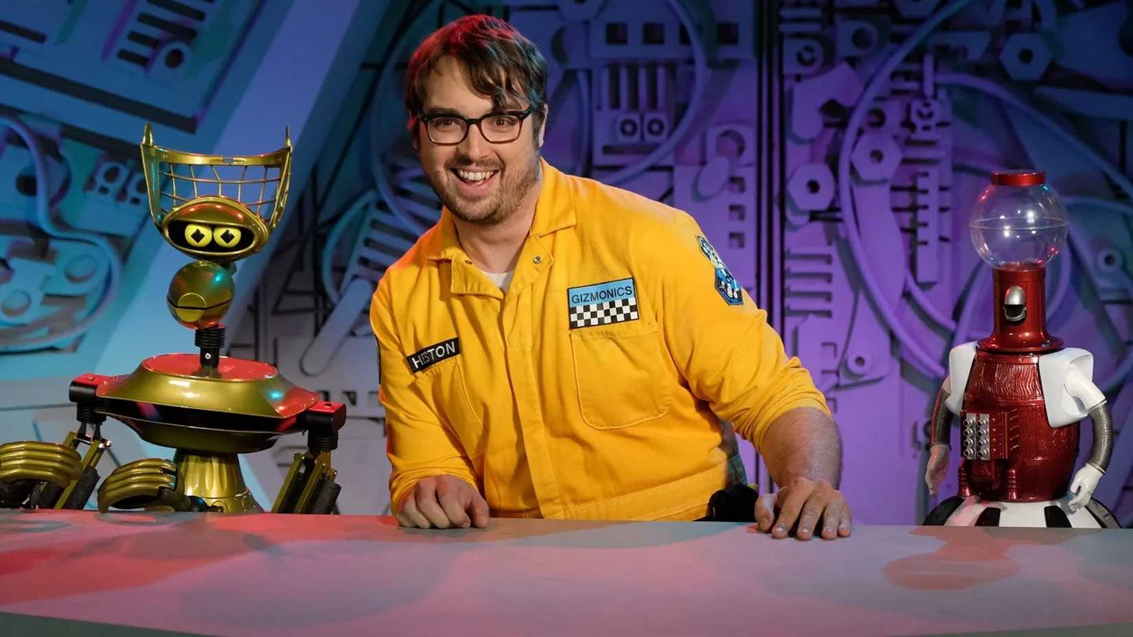 Джона и боты позируют за столом в Mystery Science Theater 3000