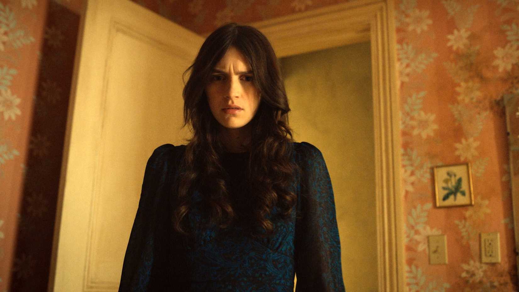 Nell Tiger Free em cena da série Servant