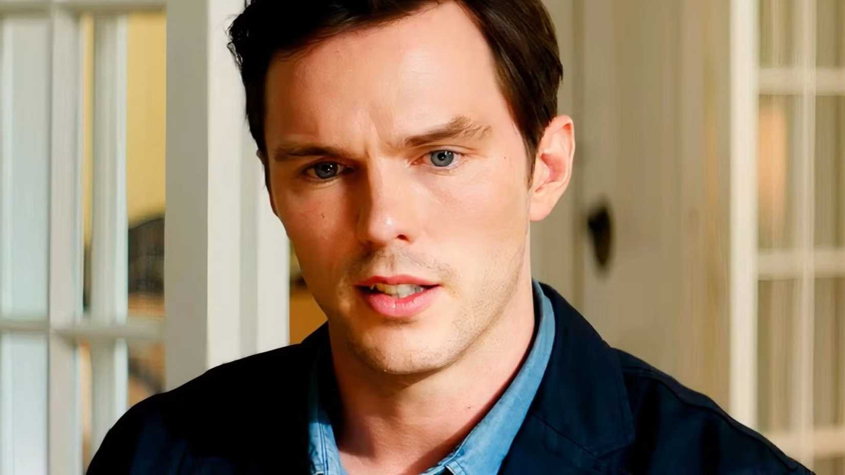 Nicholas Hoult com ar preocupado em Juror No. 2 (1)