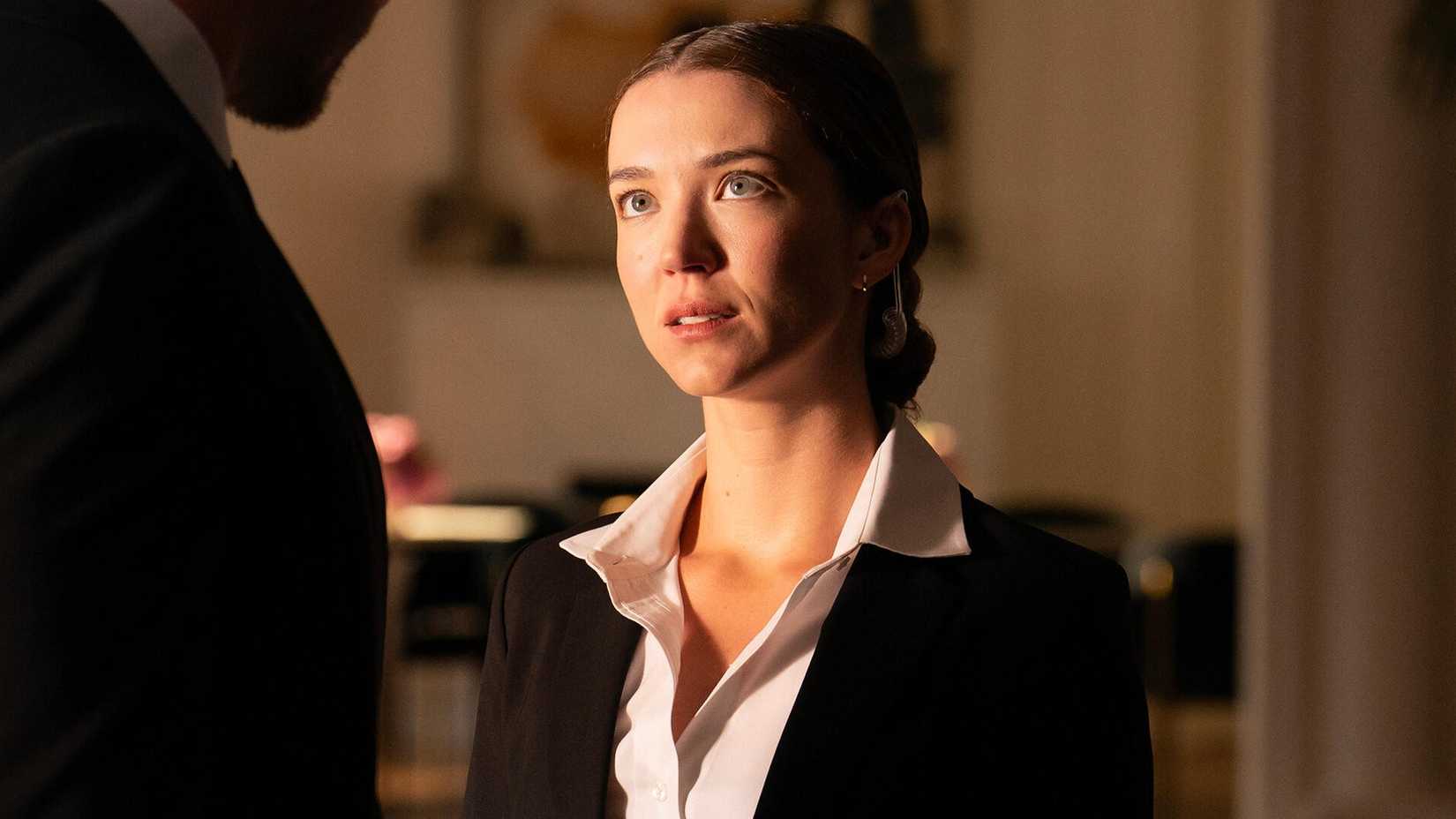 Paradise Season 2 Confirms Time Travel Theories With Shocking Revelation 1 Nicole Brydon Bloom as Jane looking up at someone in Paradise season 2