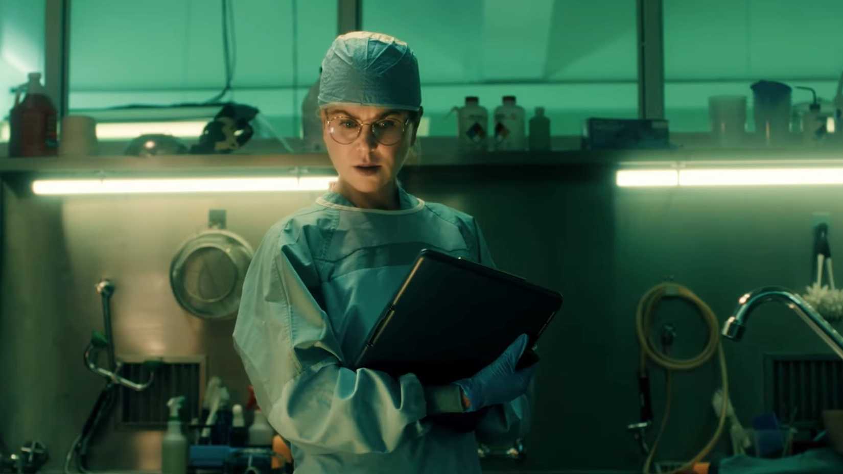 Nicole Kidman estudando um corpo em Scarpetta