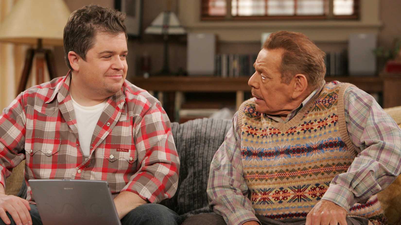 Patton Oswalt como Spence ao lado de Jerry Stiller como Arthur em The King of Queens