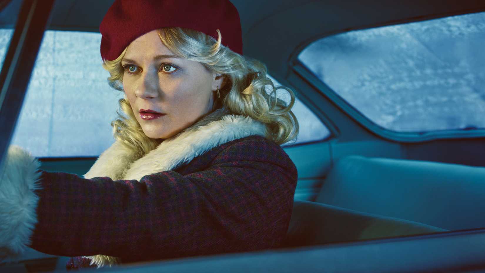 Peggy Blumquist (Kirsten Dunst) fährt in der zweiten Staffel von Fargo ein Auto