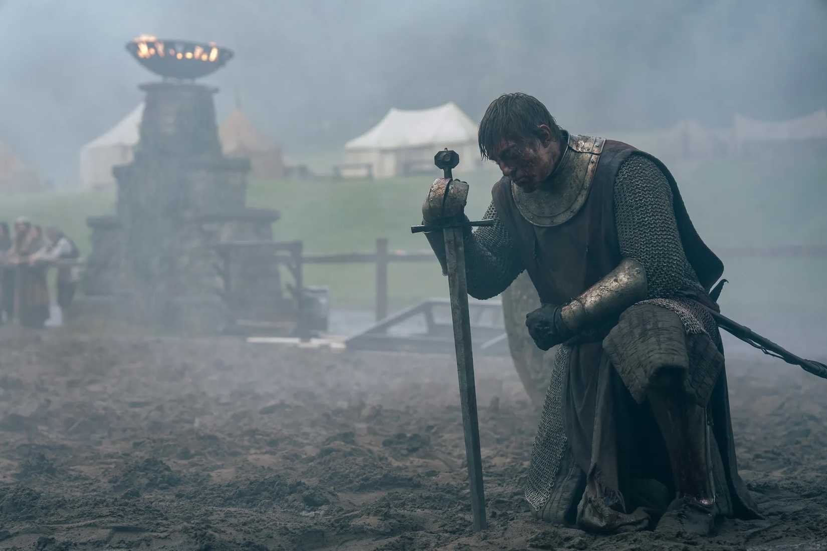 Peter Claffey como Dunk ajoelhado em A Knight of the Seven Kingdoms