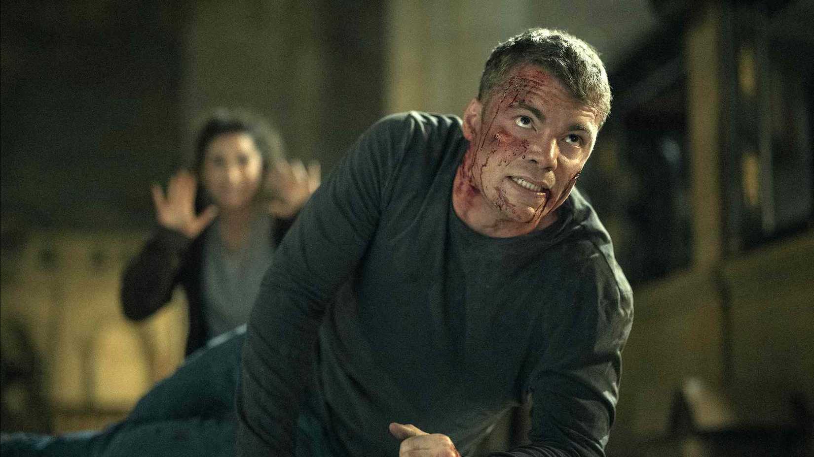 Peter com sangue em The Night Agent