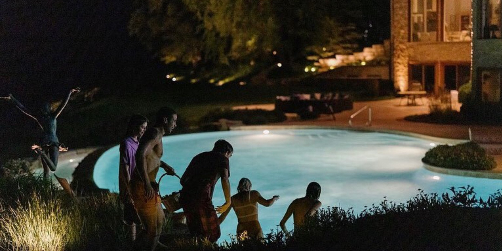 Eine Gruppe junger Leute geht heimlich in einen Pool in Pools