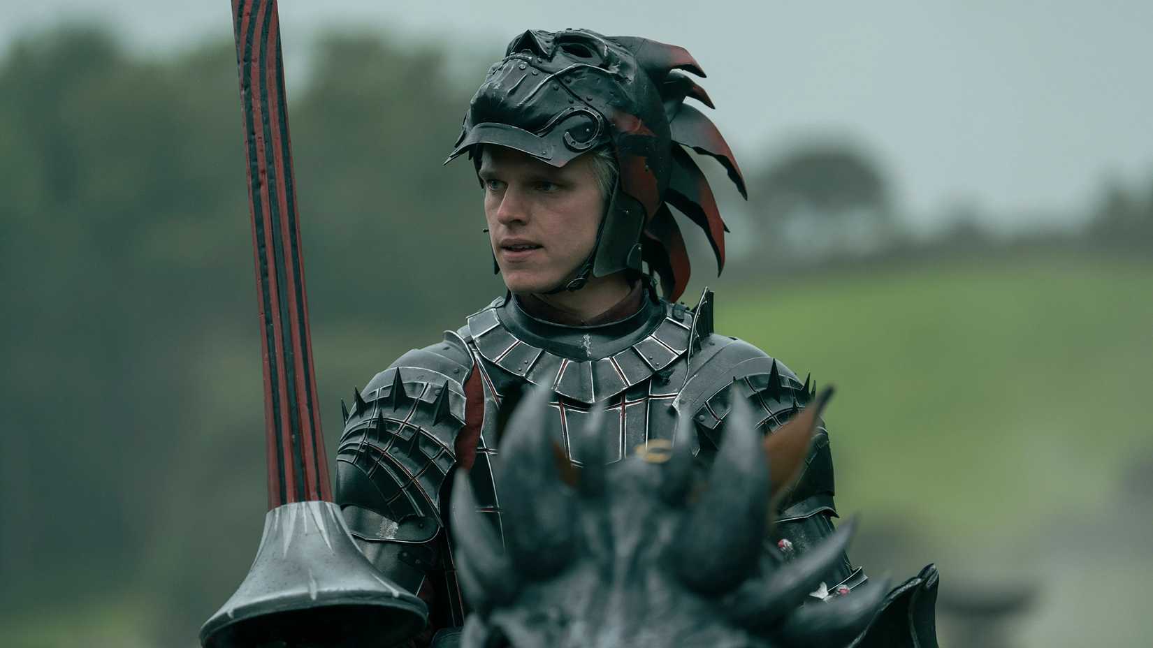 Prinz Aerion mit hochgeklapptem Helmvisier in „Ein Ritter der sieben Königreiche“.