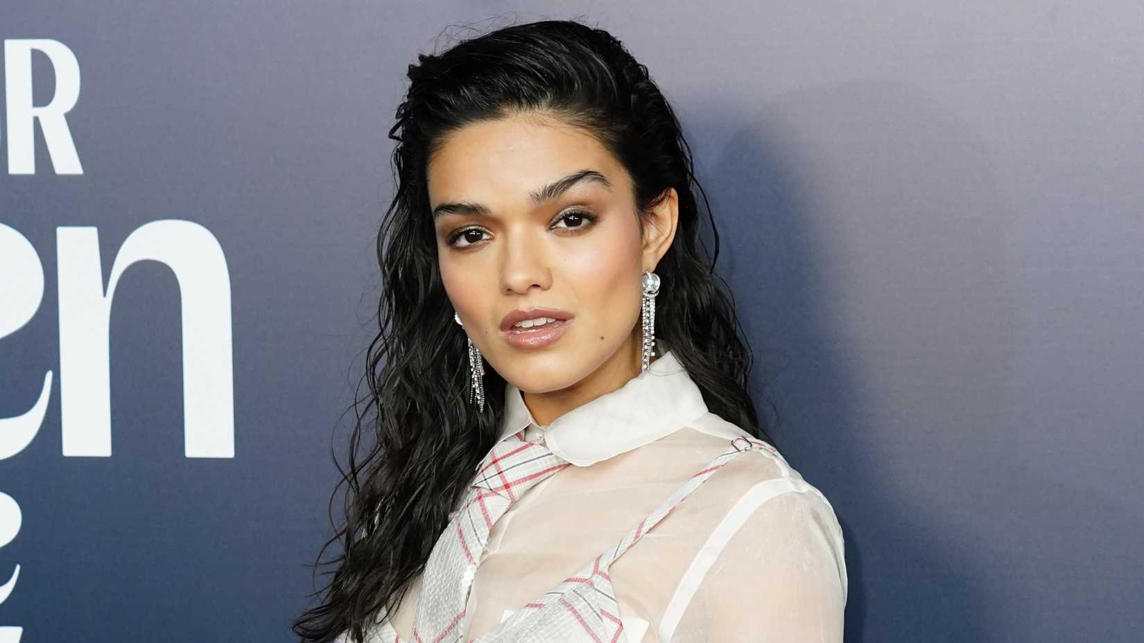 Rachel Zegler em evento de gala