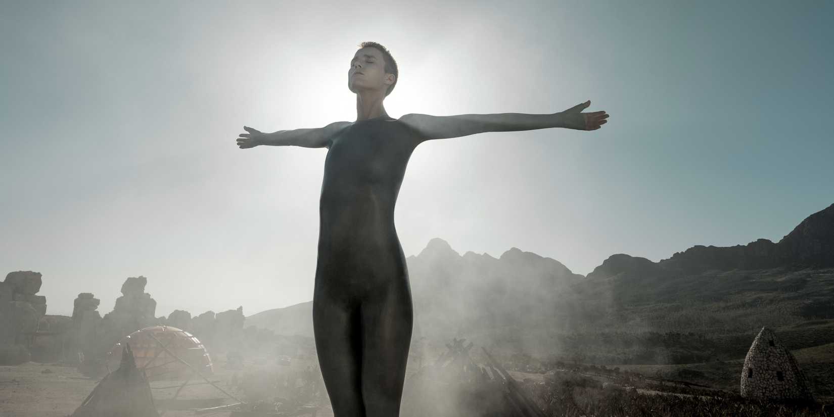 Amanda Collin como Mãe/Lamia abrindo os braços em Raised by Wolves.