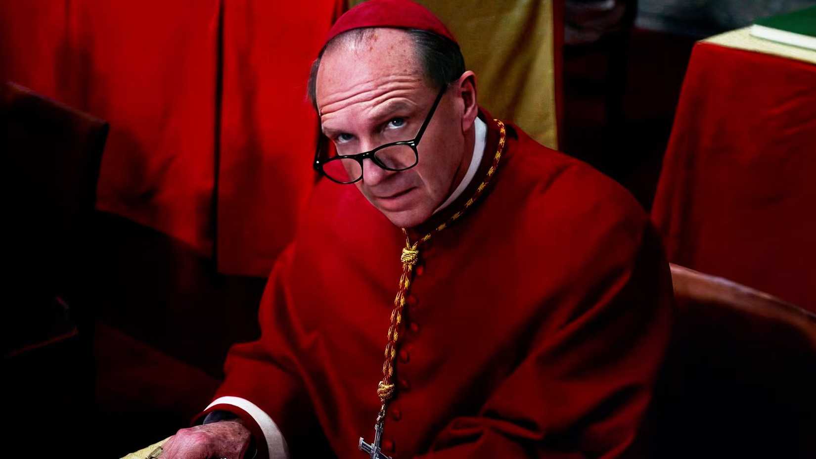 Ralph Fiennes como Cardeal Thomas Lawrence em Conclave