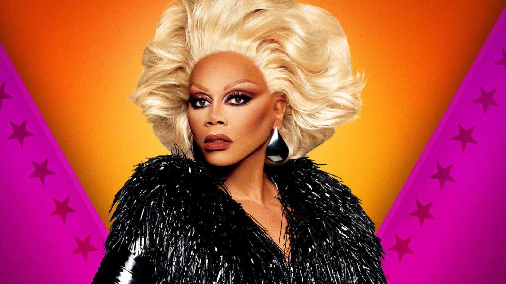 RuPaul promovendo o reality show RuPaul's Drag Race.