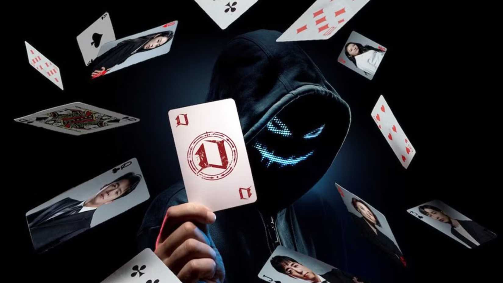 Figura mascarada segura uma carta de baralho com a inscrição 'D' no reality show The Devil's Plan.