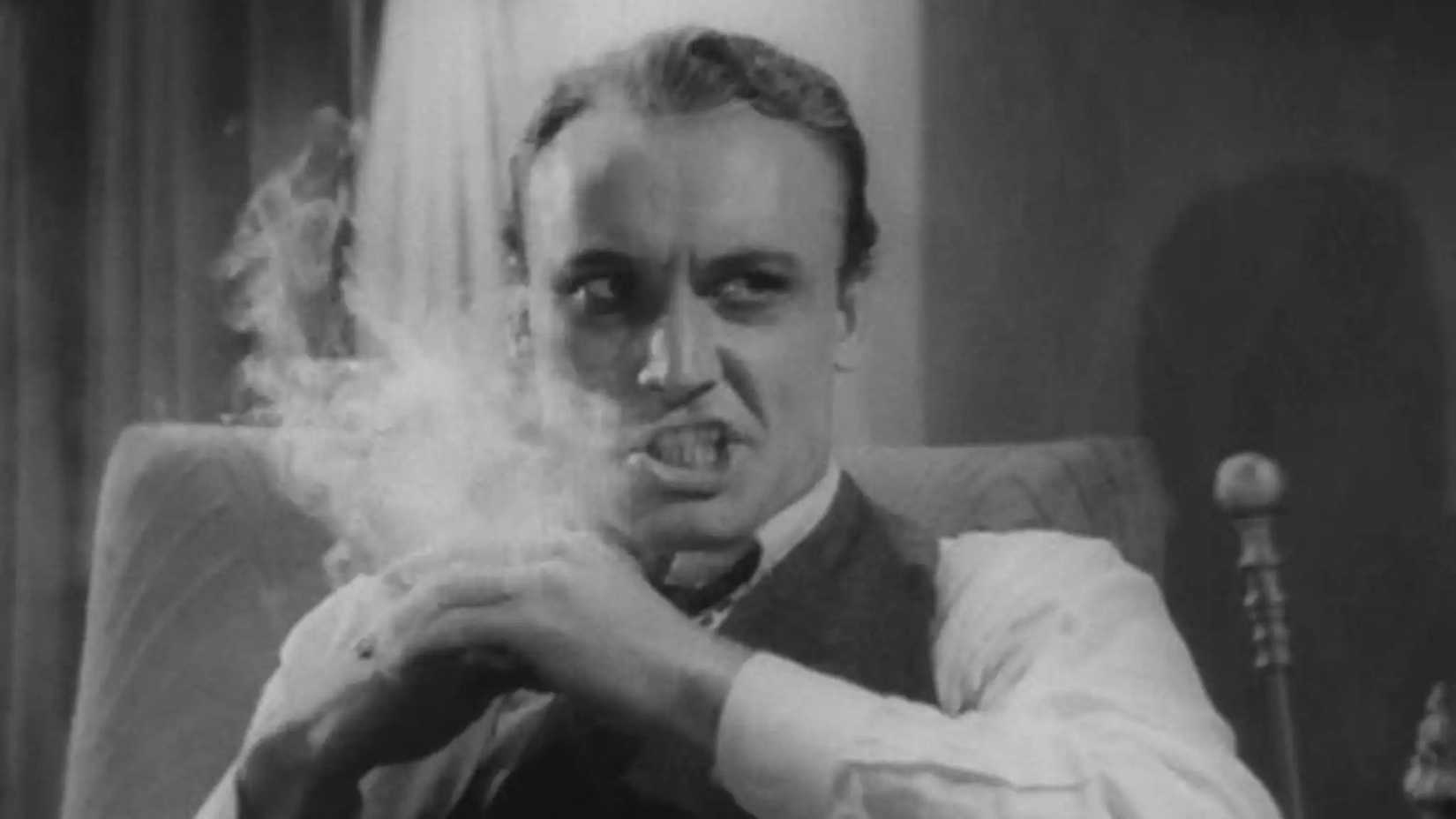 Um homem fala com os dentes cerrados em Reefer Madness