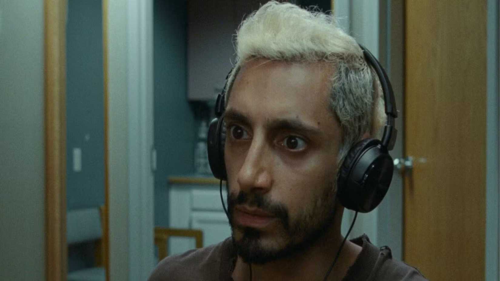Riz Ahmed trägt Kopfhörer als Ruben in Sound of Metal 