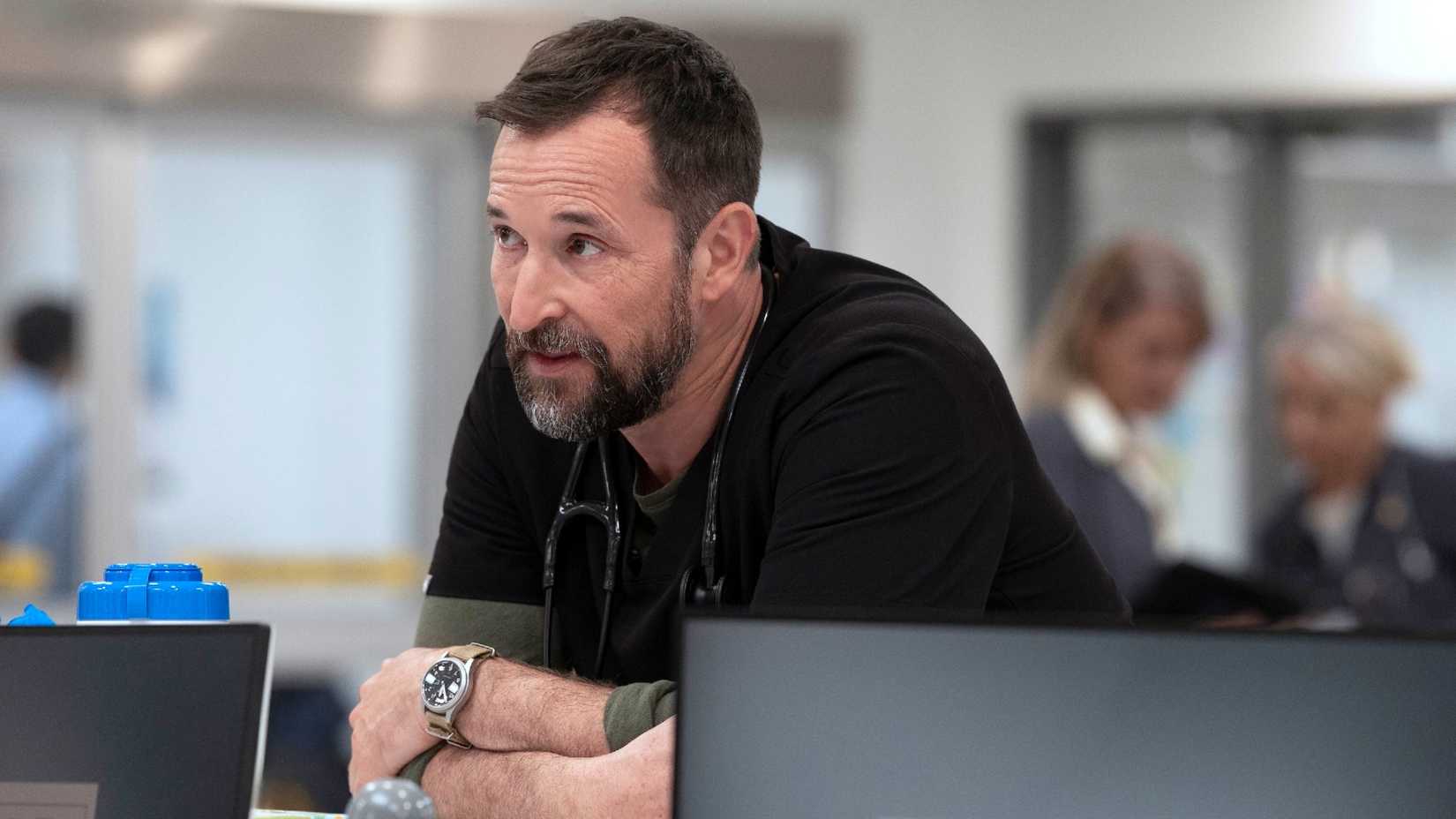 Robby lehnt sich über einen Schreibtisch und spricht in der zweiten Staffel von The Pitt