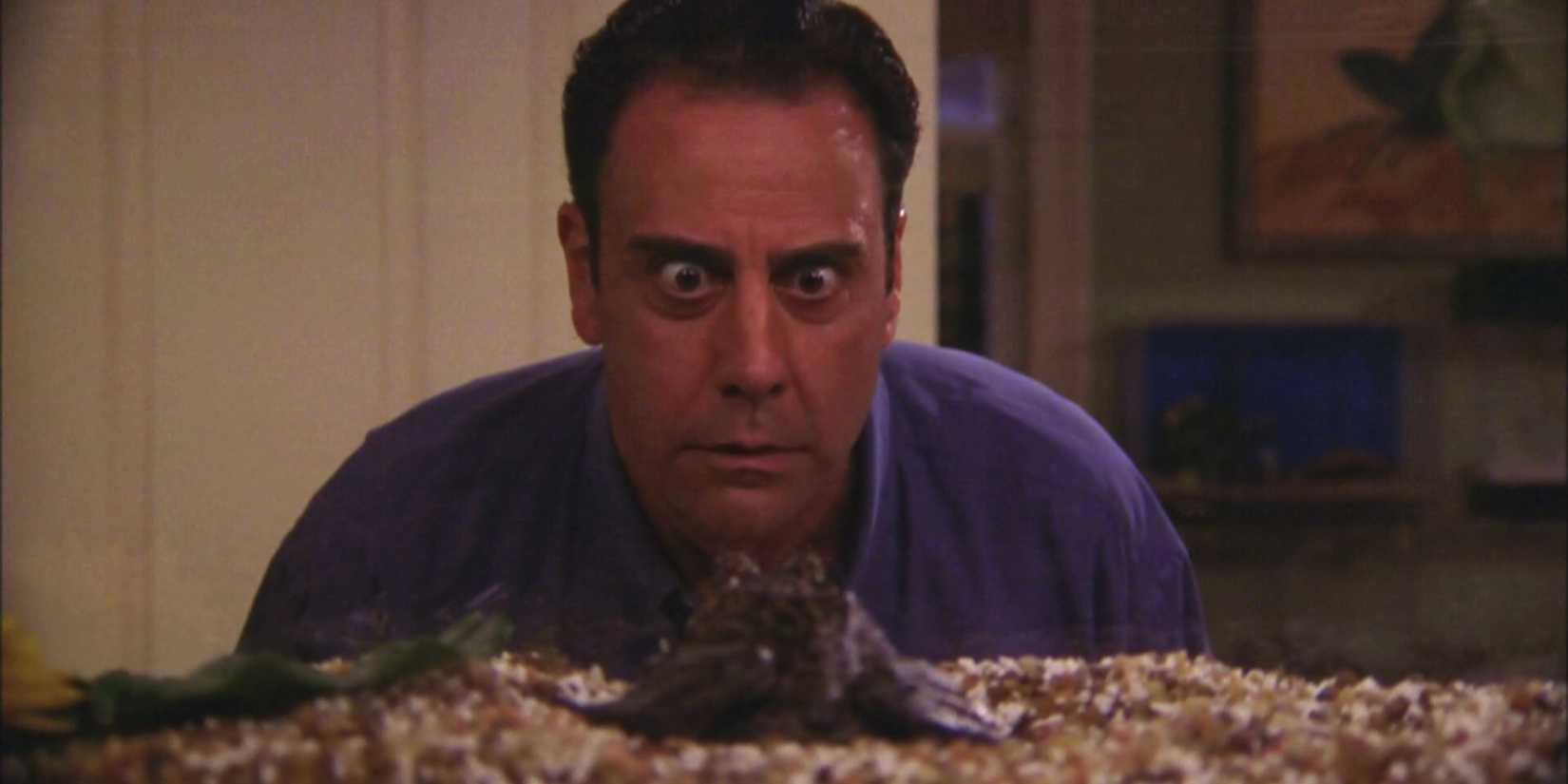 Robert (Brad Garrett) assustado com um sapo em Everybody Loves Raymond.