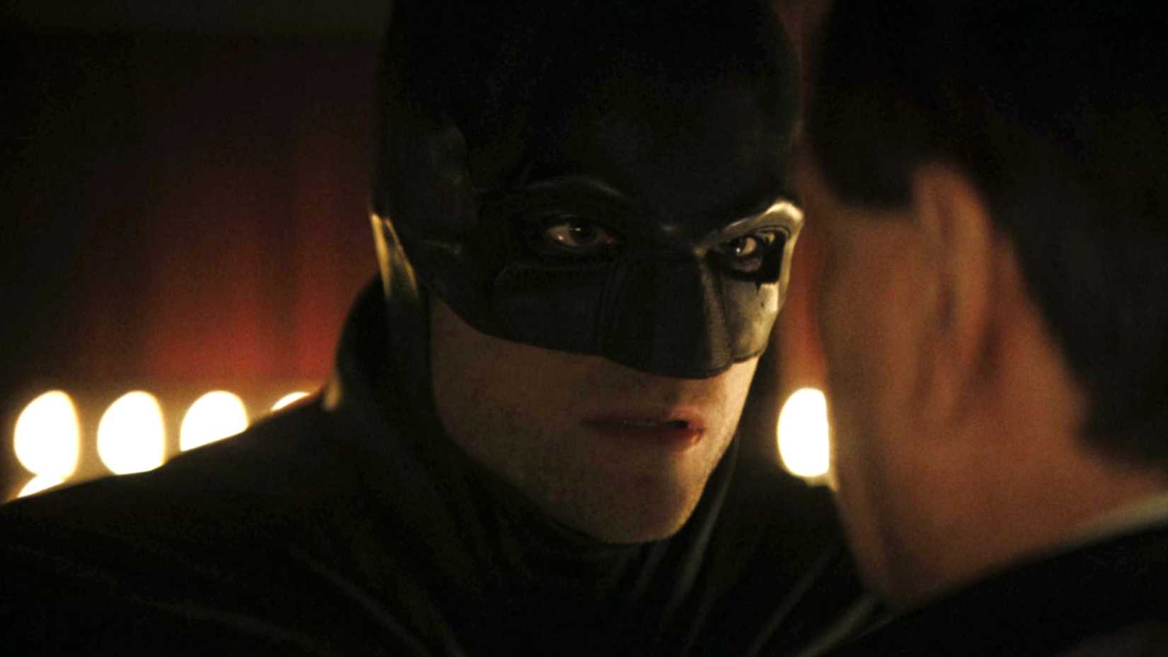 Robert Pattinson como Batman encarando o Pinguim de Colin Farrell
