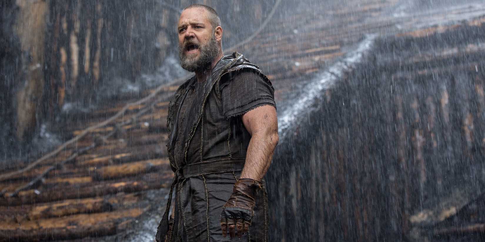 Рассел Кроу стоит под дождем в фильме Ной